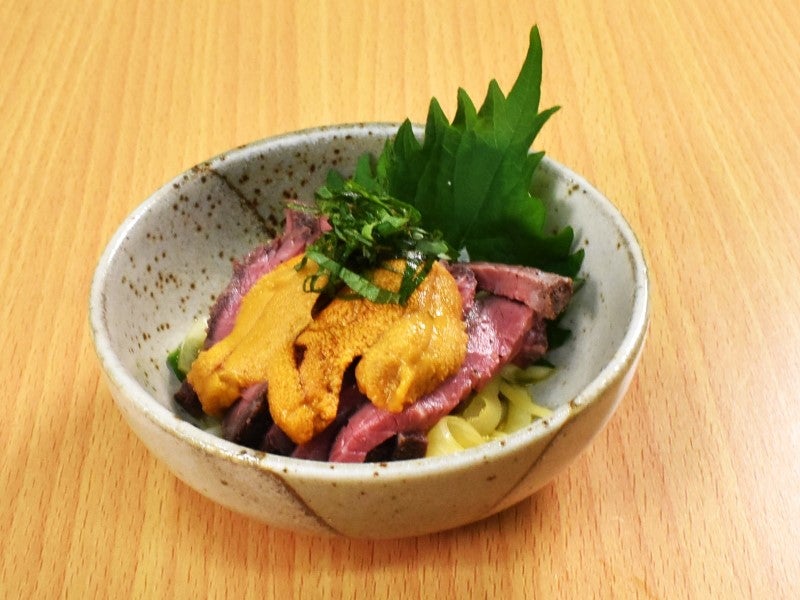 うにとローストビーフの冷菜